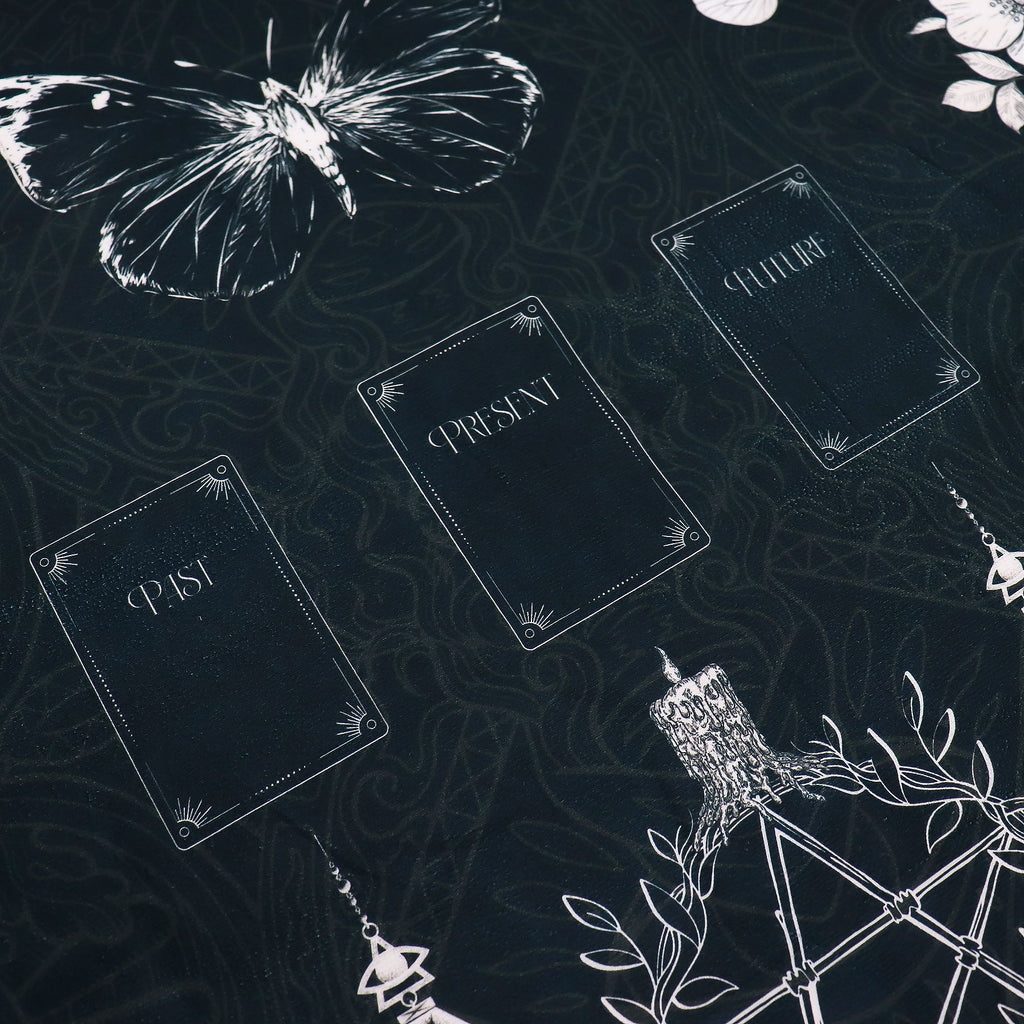 Tapis de Tirage Ancient Witch 75x75 cm – Tarot, Runes & Rituel, idéal pour vos cartes divinatoires.