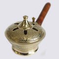 Brûle encens orné en laiton avec manche en bois, un artisan product idéal pour brûler du charbon, des résines ou des cônes d’encens. Ce brûleur d’encens, fabriqué en laiton massif avec un manche en bois, est parfait pour les rituels spirituels et la méditation, tout en ajoutant une touche de décoration ésotérique à votre autel spirituel. Ethically sourced, handmade, made in India, et durable.