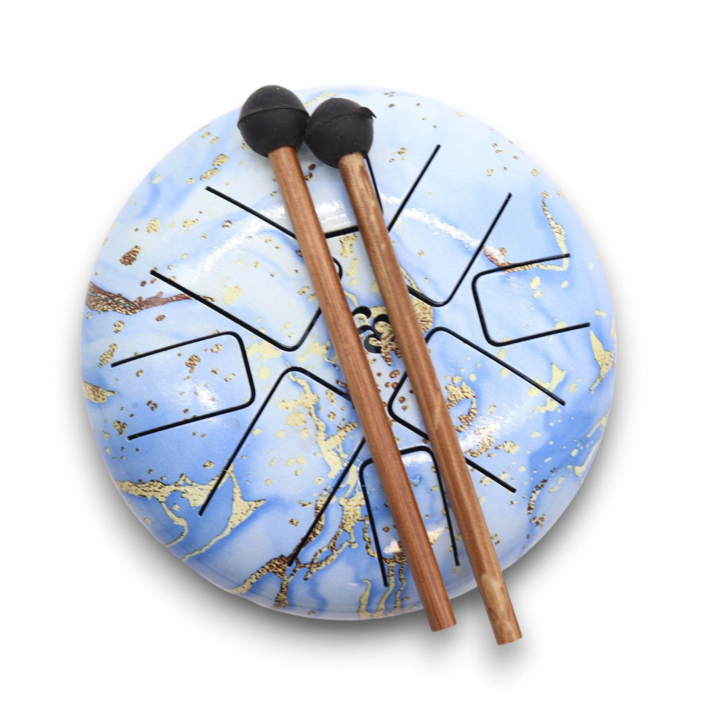 Image du Steel Tongue Happy Drum Bleu Ciel Om – 18 cm, un tambour spirituel et intuitif idéal pour la méditation et la relaxation. Cet instrument apaisant, avec le symbole Om, est parfait pour la sonothérapie et enrichira votre pratique en tant que happy drum.