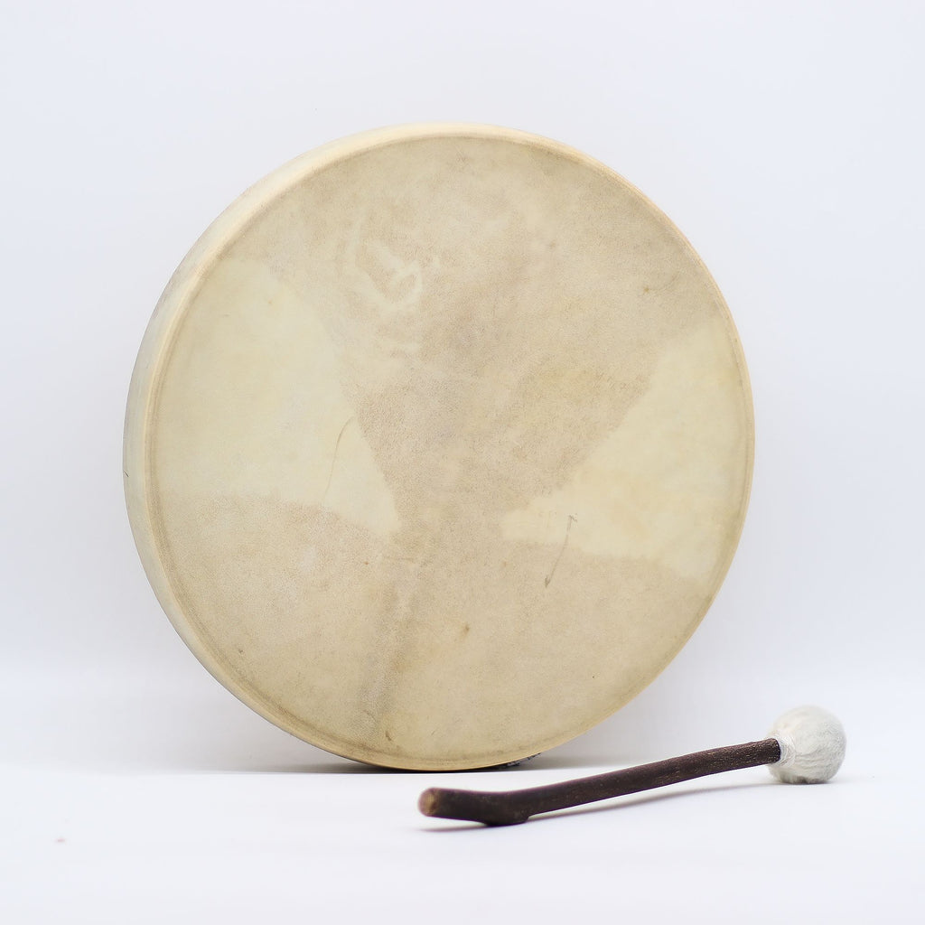 Faites entrer puissance, symbolique et vibration dans votre pratique avec ce tambour chamanique Esprit du Dragon de 40 cm, livré avec sa mailloche. Fabriqué à la main en bois d’acacia et peau de chèvre, il associe une sonorité profonde à une forte présence spirituelle grâce à sa poignée sculptée en tête de dragon.