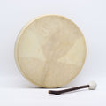 Faites entrer puissance, symbolique et vibration dans votre pratique avec ce tambour chamanique Esprit du Dragon de 40 cm, livré avec sa mailloche. Fabriqué à la main en bois d’acacia et peau de chèvre, il associe une sonorité profonde à une forte présence spirituelle grâce à sa poignée sculptée en tête de dragon.