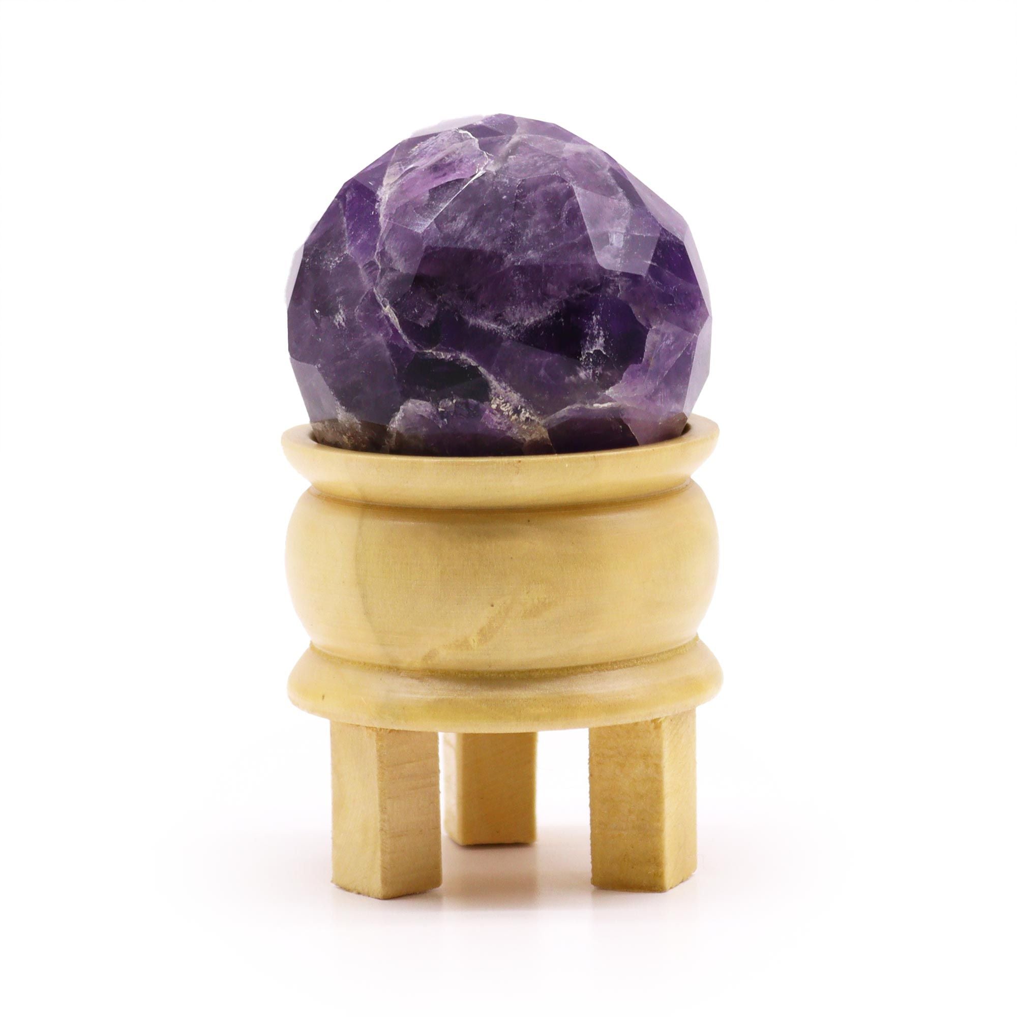Boule De Guérison En Améthyste Facetée avec support en bois, cette sphère améthyste facettée en améthyste naturelle est parfaite pour la lithothérapie. Son design élégant offre sérénité et intuition lors de la méditation, tout en mettant en valeur le chakra couronne et le troisième œil. Une belle décoration spirituelle pour votre espace de bien-être, de la marque Aemilia Mystica.