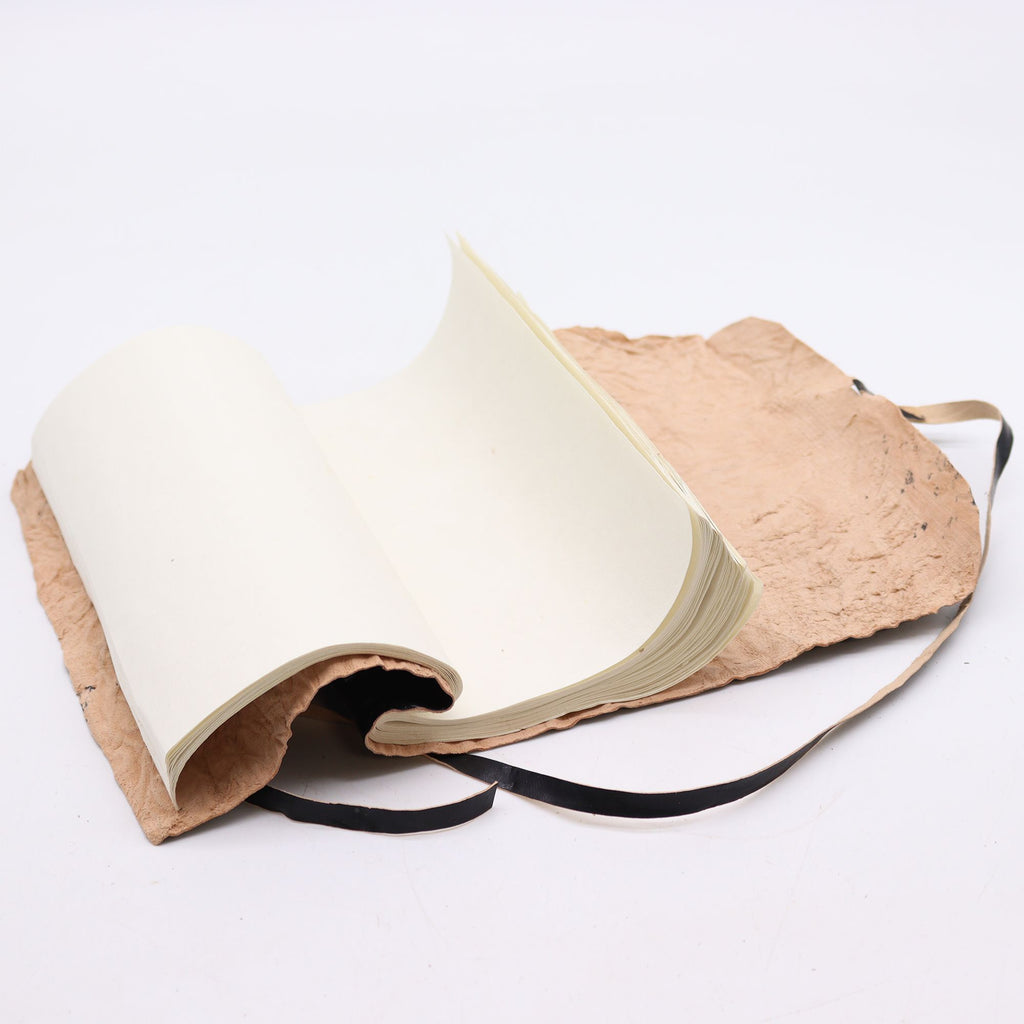 Feuille ouverte du carnet de voyage en cuir roulé noir - 96 pages, des pages vierges idéales pour le bloc-notes et les idées créatives, mesurant 21 x 15 cm.