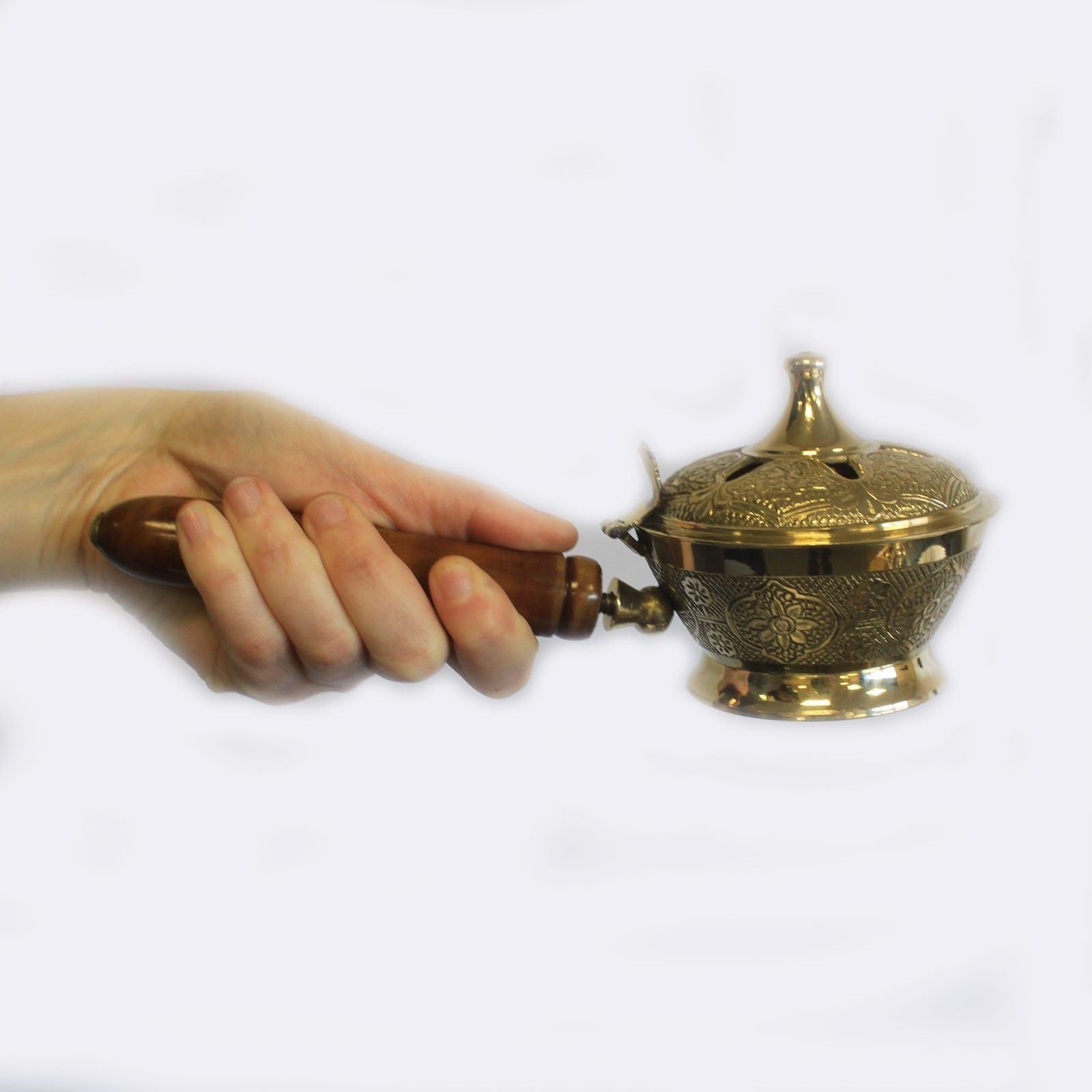Brûle encens orné en laiton avec manche en bois, facilement manipulable pour des sessions de méditation ou des rituels spirituels. Ce brûleur d’encens est un produit artisanal en laiton massif, avec un élégant manche en bois, idéal pour la décoration ésotérique sur un autel spirituel. Ethically sourced, handmade, made in India, et éco-durable.