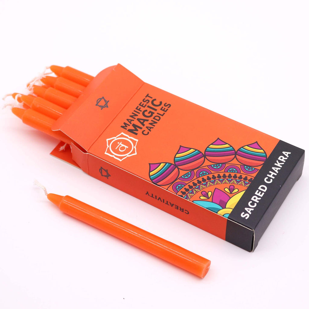 Une vue de la boîte contenant 12 bougies orange Bougies Manifest Magic (lot de 12) - Orange - Chakra sacré, un outil essentiel pour explorer votre sensualité et soutenir votre transformation spirituelle.