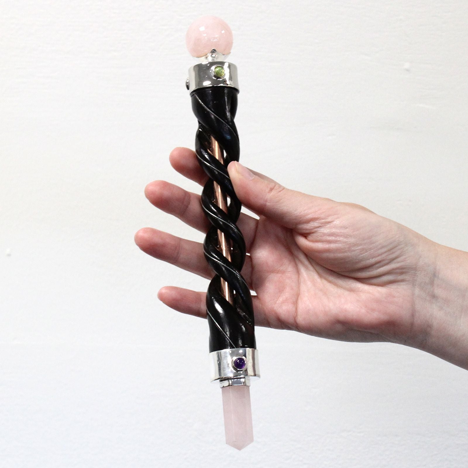 Baguette chakra quartz rose bois de teck finition argentée