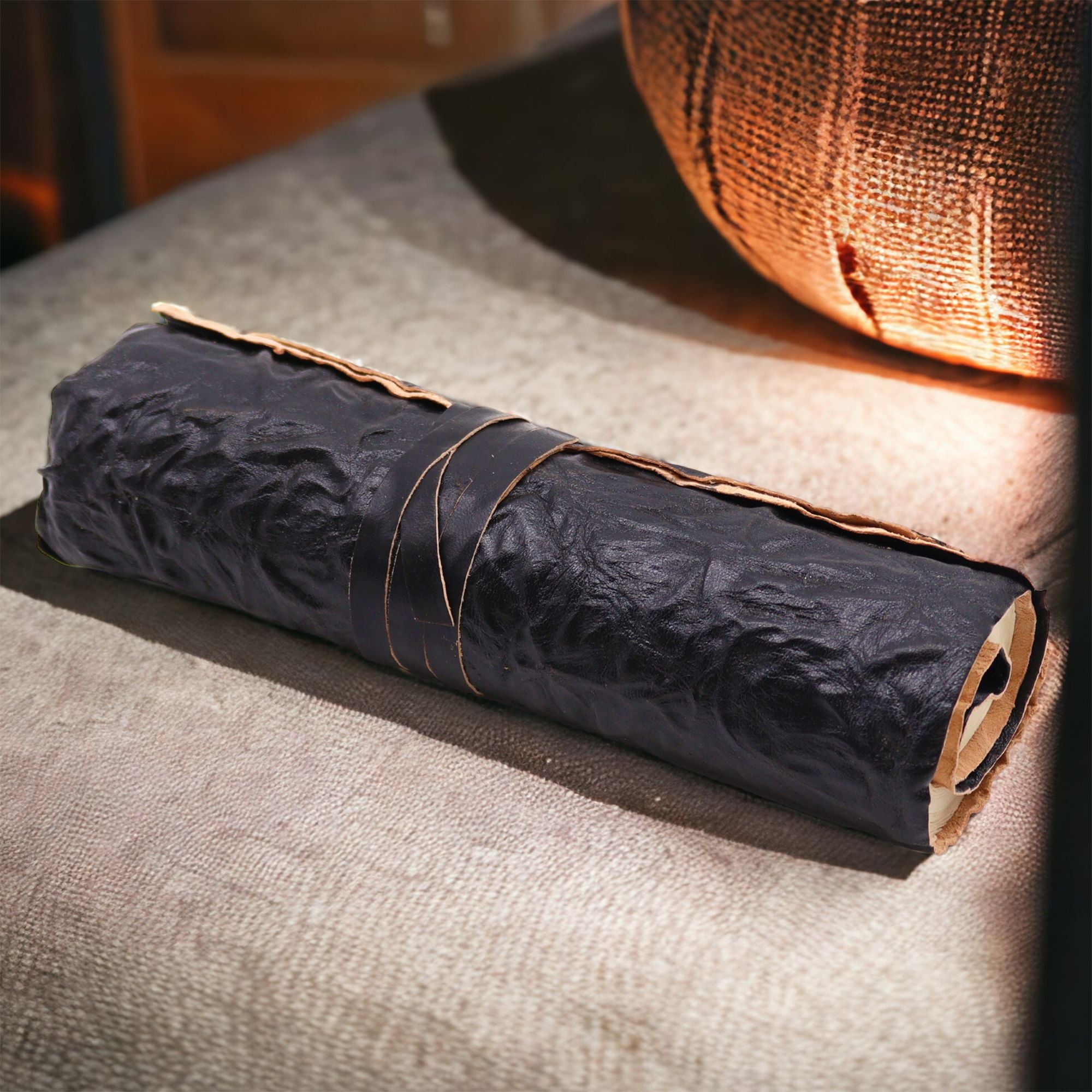 Carnet de voyage en cuir roulé noir - 96 pages, propice aux journaux et à la créativité, avec un design élégant en noir, 21 x 15 cm et 96 pages.