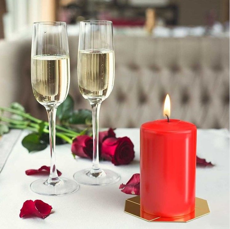 Bougie Biplante Élégante 80x250mm - rouge allumée, accompagnée de flûtes de champagne et de pétales de rose, parfaite pour une soirée romantique.