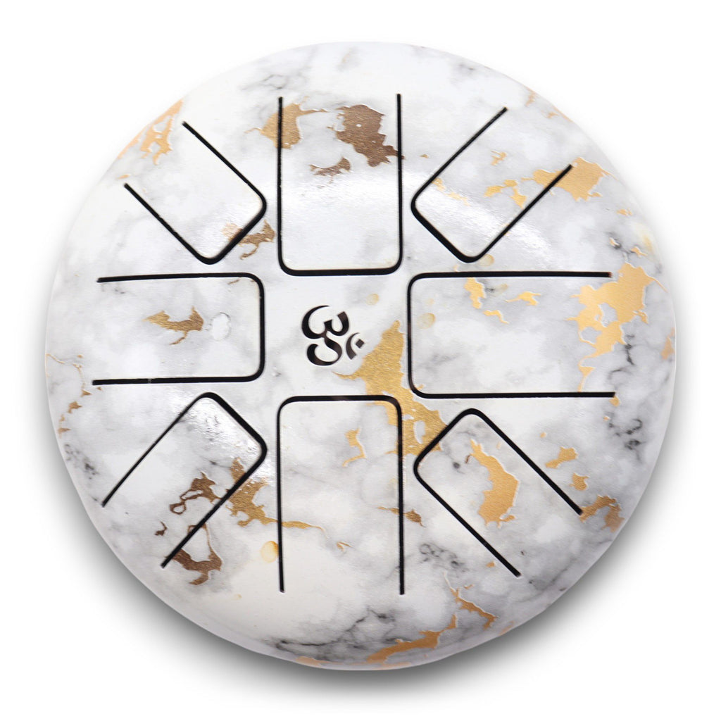 Vue de dessus du Steel Tongue Happy Drum Om marbré – 18 cm. Cet instrument méditation et relaxation en acier, avec son design élégant, est parfait pour les amateurs de tambours spirituels et de sonorités apaisantes.