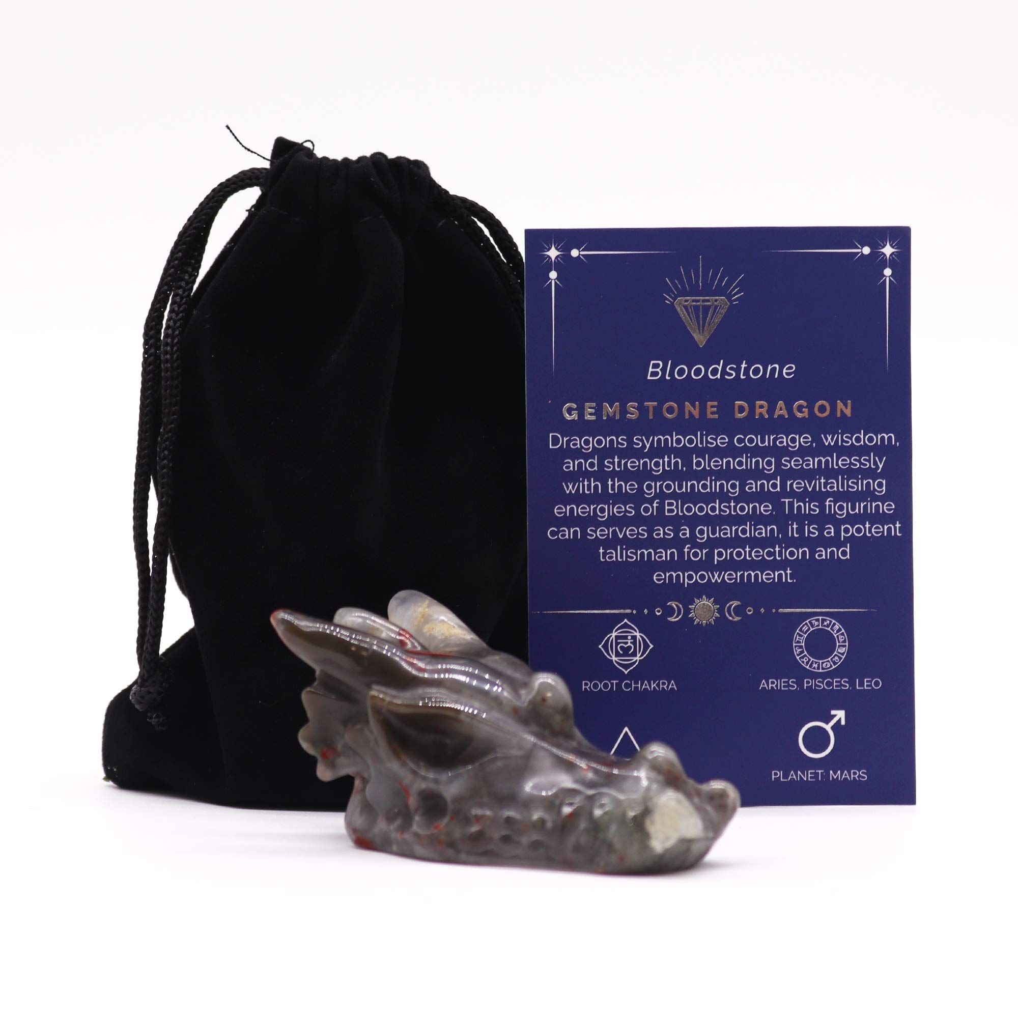 Tête De Dragon En Pierre de sang - Héliotrope, une magnifique sculpture en pierre naturelle représentant un dragon héliotrope. Cette figurine dragon, parfaite comme talisman de protection, allie élégance et mystique. Idéale pour la lithothérapie, elle stimule le chakra racine et apporte une protection énergétique. Une décoration mystique attrayante et un cadeau ésotérique parfait pour les amateurs de dragons et de pierres naturelles, signée Aemilia Mystica.