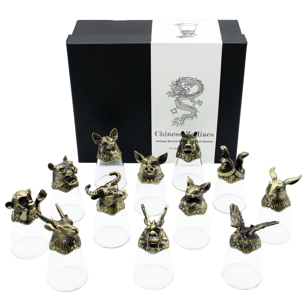 Ensemble de 12 Bottom Up Shot Glasses (25ml) - Forest & Mystical Creatures - Antique Bronze présentant des designs uniques d'animaux du zodiaque chinois. Ce lot de 12 verres à shot, en bronze antique, est parfait pour les accessoires de bar. Le coffret cadeau fait de cet ensemble un cadeau original et élégant. Découvrez la fusion de l'art de la table et la culture avec ces verres à shot en laiton antique de Aemilia Mystica.