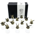 Ensemble de 12 Bottom Up Shot Glasses (25ml) - Forest & Mystical Creatures - Antique Bronze présentant des designs uniques d'animaux du zodiaque chinois. Ce lot de 12 verres à shot, en bronze antique, est parfait pour les accessoires de bar. Le coffret cadeau fait de cet ensemble un cadeau original et élégant. Découvrez la fusion de l'art de la table et la culture avec ces verres à shot en laiton antique de Aemilia Mystica.