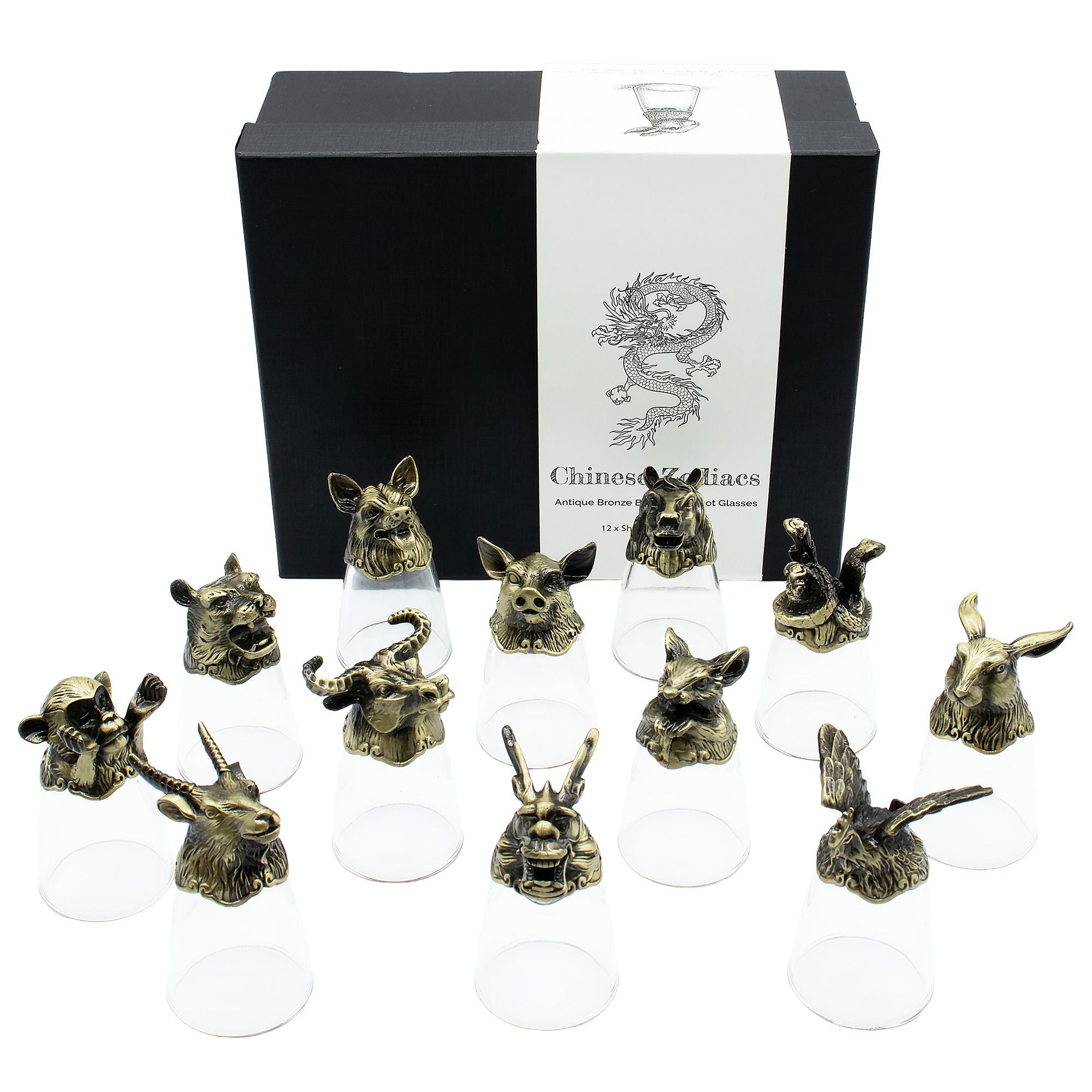Ensemble de 12 Bottom Up Shot Glasses (25ml) - Forest & Mystical Creatures - Antique Bronze présentant des designs uniques d'animaux du zodiaque chinois. Ce lot de 12 verres à shot, en bronze antique, est parfait pour les accessoires de bar. Le coffret cadeau fait de cet ensemble un cadeau original et élégant. Découvrez la fusion de l'art de la table et la culture avec ces verres à shot en laiton antique de Aemilia Mystica.