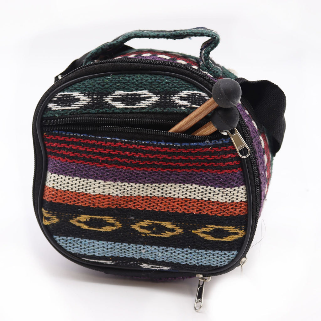 Sac de transport coloré pour le Steel Tongue Happy Drum Om marbré – 18 cm avec baguettes en bois à l'intérieur. Pratique et stylé, ce sac est idéal pour emporter cet instrument intuitif partout, que ce soit pour la méditation ou la relaxation.
