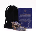 Tête de Dragon en Sodalite – Figurine en Pierre Naturelle, une sculpture en sodalite représentant un dragon, idéal pour la lithothérapie et la méditation. Cette pièce décorative mystique attire l'intuition et la sagesse intérieure, parfaite pour un autel spirituel. Un cadeau spirituel unique pour ceux qui apprécient les énergies des pierres naturelles. Parfaite pour renforcer le chakra du troisième œil, elle est un ajout précieux à toute collection de décoration spirituelle. Aemilia Mystica.
