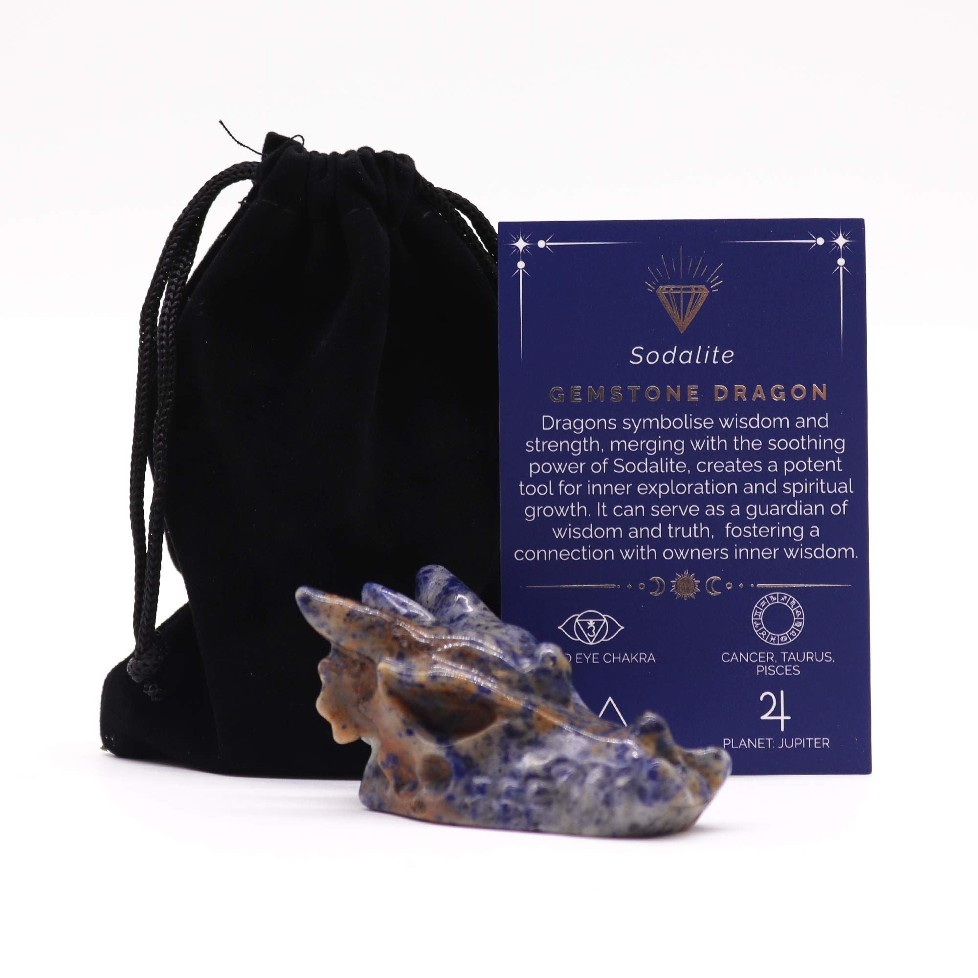 Tête de Dragon en Sodalite – Figurine en Pierre Naturelle, une sculpture en sodalite représentant un dragon, idéal pour la lithothérapie et la méditation. Cette pièce décorative mystique attire l'intuition et la sagesse intérieure, parfaite pour un autel spirituel. Un cadeau spirituel unique pour ceux qui apprécient les énergies des pierres naturelles. Parfaite pour renforcer le chakra du troisième œil, elle est un ajout précieux à toute collection de décoration spirituelle. Aemilia Mystica.