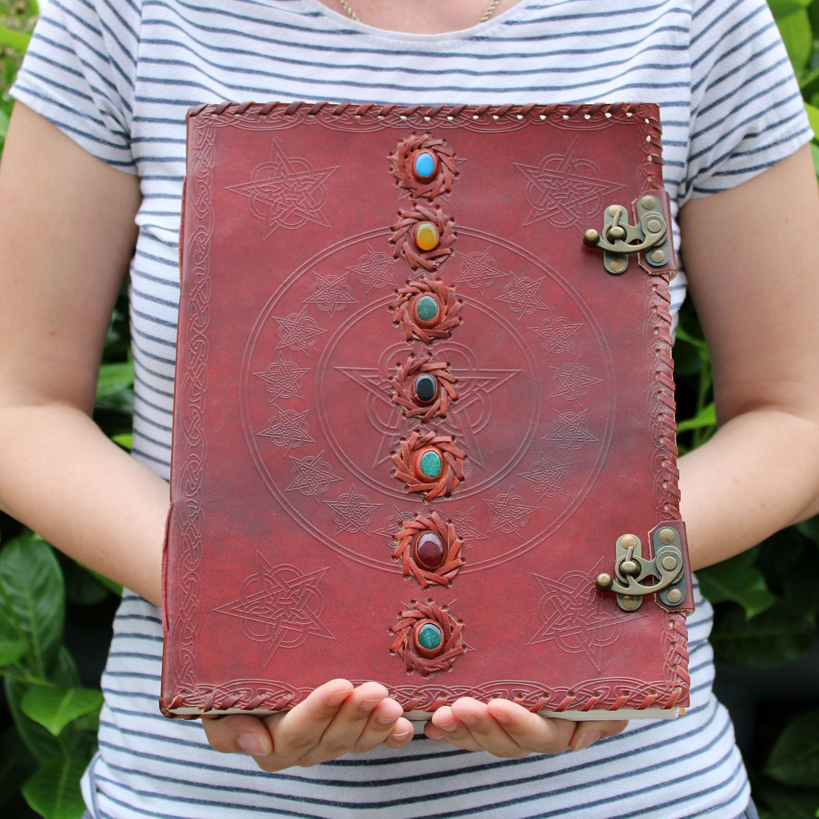Grand Journal/Grimoire en cuir 7 Chakras 200 pages – 33 x 25 cm