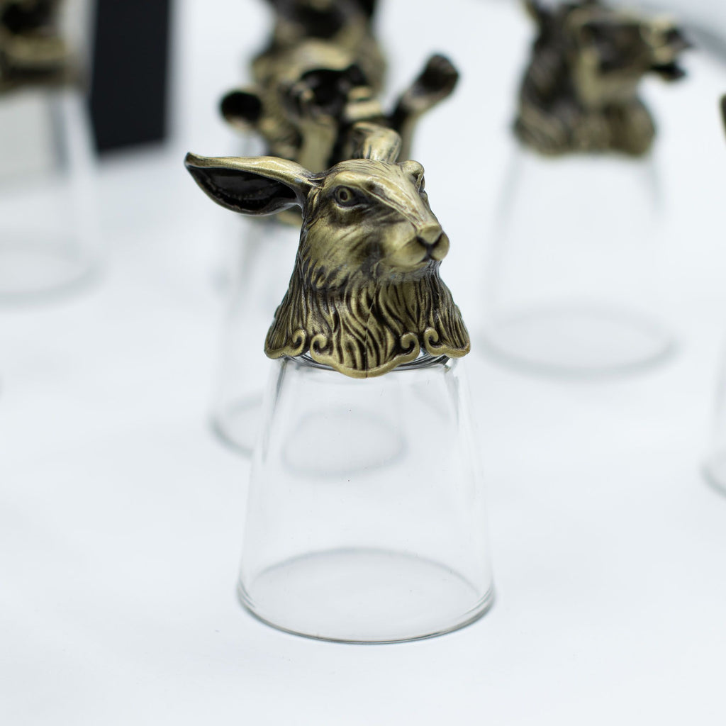 Un seul verre à shot en bronze antique illustrant un lapin, présent dans le lot de 12 Bottom Up Shot Glasses (25ml). Parfait pour les accessoires de bar, ce verres à shot de 25 ml est un élégant choix pour les arts de la table. Transformez-le en un cadeau original grâce au coffret Aemilia Mystica.