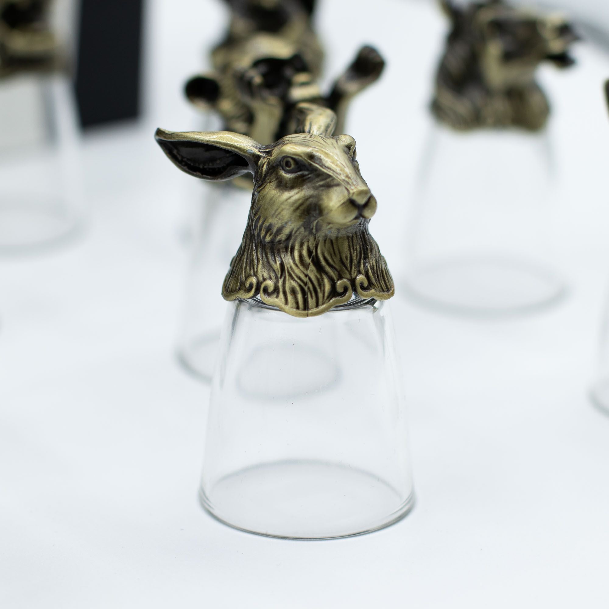 Un seul verre à shot en bronze antique illustrant un lapin, présent dans le lot de 12 Bottom Up Shot Glasses (25ml). Parfait pour les accessoires de bar, ce verres à shot de 25 ml est un élégant choix pour les arts de la table. Transformez-le en un cadeau original grâce au coffret Aemilia Mystica.
