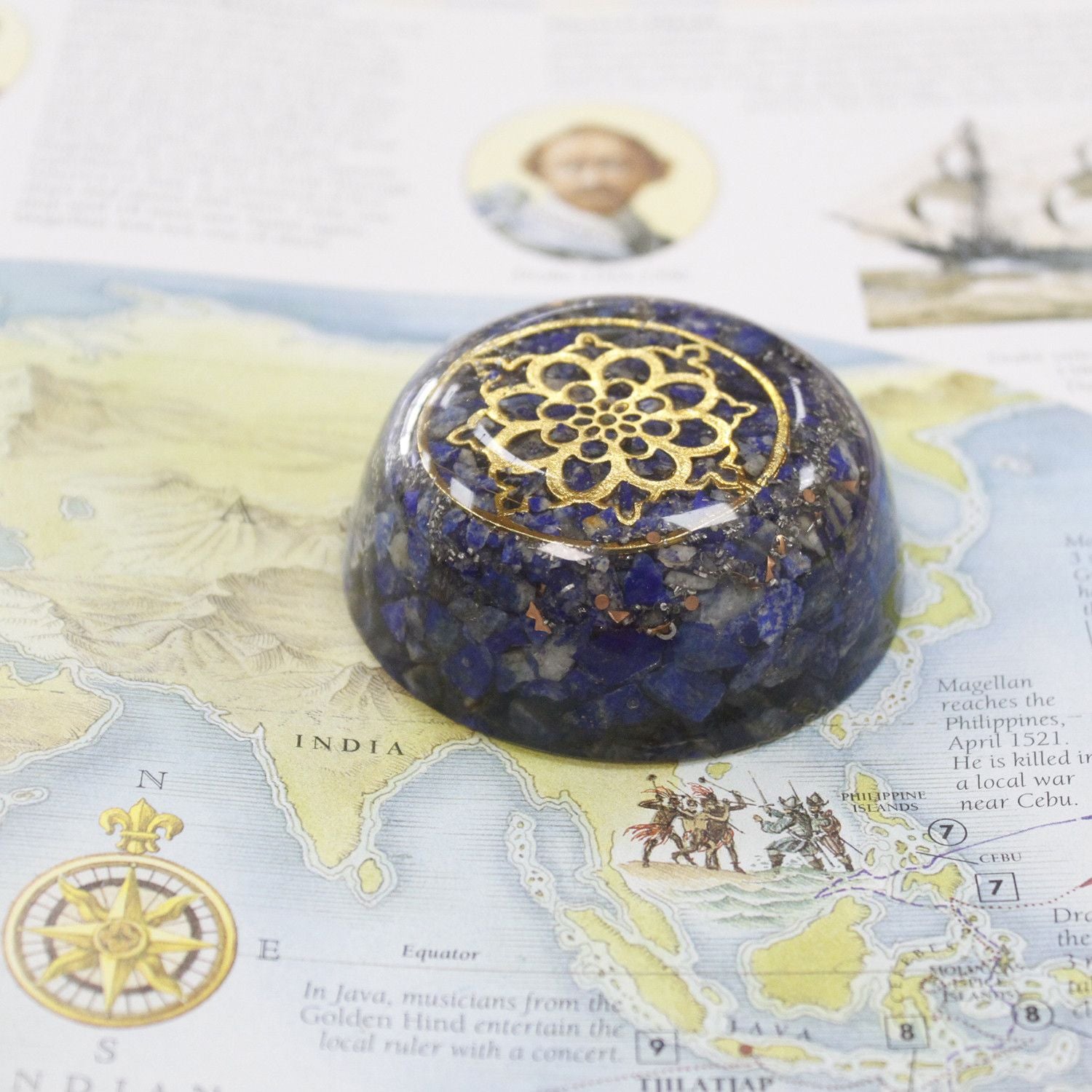 Orgonite dôme lapis lazuli décoration bureau artisanale