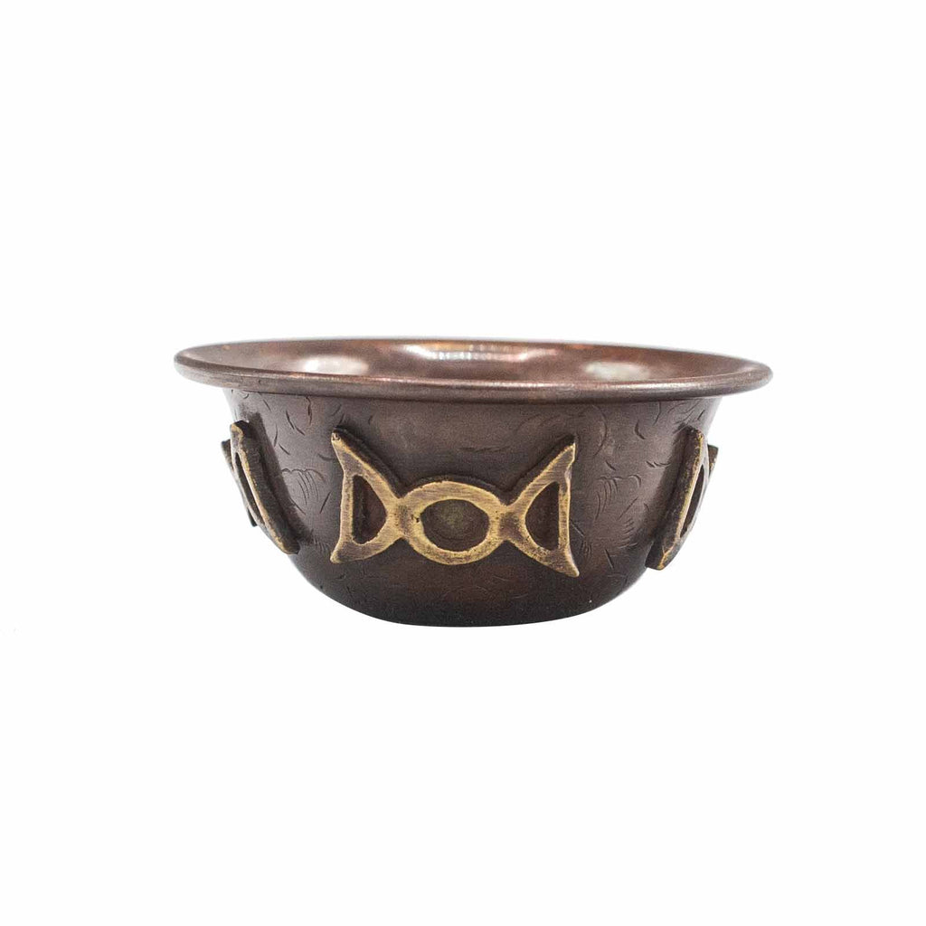 Calice Rituel en Cuivre Antique Triple Lune, un magnifique calice rituel orné de la triple lune, parfait comme accessoire d’autel pour la sorcellerie moderne et les pratiques wicca. Son design en cuivre antique ajoute une touche de féminité sacrée à vos offrandes et rituels.