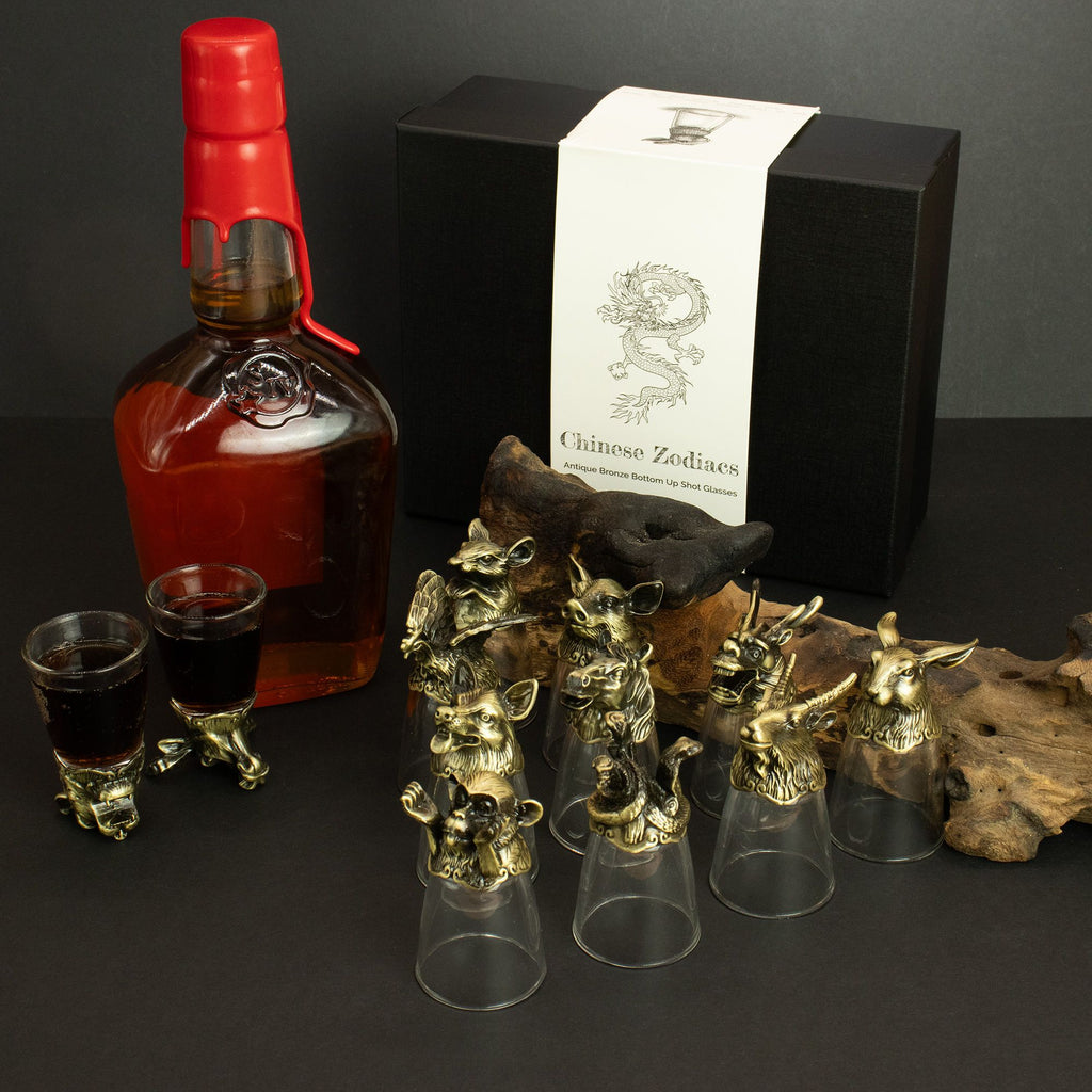 Un ensemble de verres à shot en bronze antique, incluant un lot de Bottom Up Shot Glasses (25ml) avec une bouteille de spiritueux. Ces verres à shot de 25 ml sont idéaux pour les accessoires de bar et la célébration des arts de la table. Offrez ce coffret cadeau original aux amateurs de culture et de zodiaque chinois.