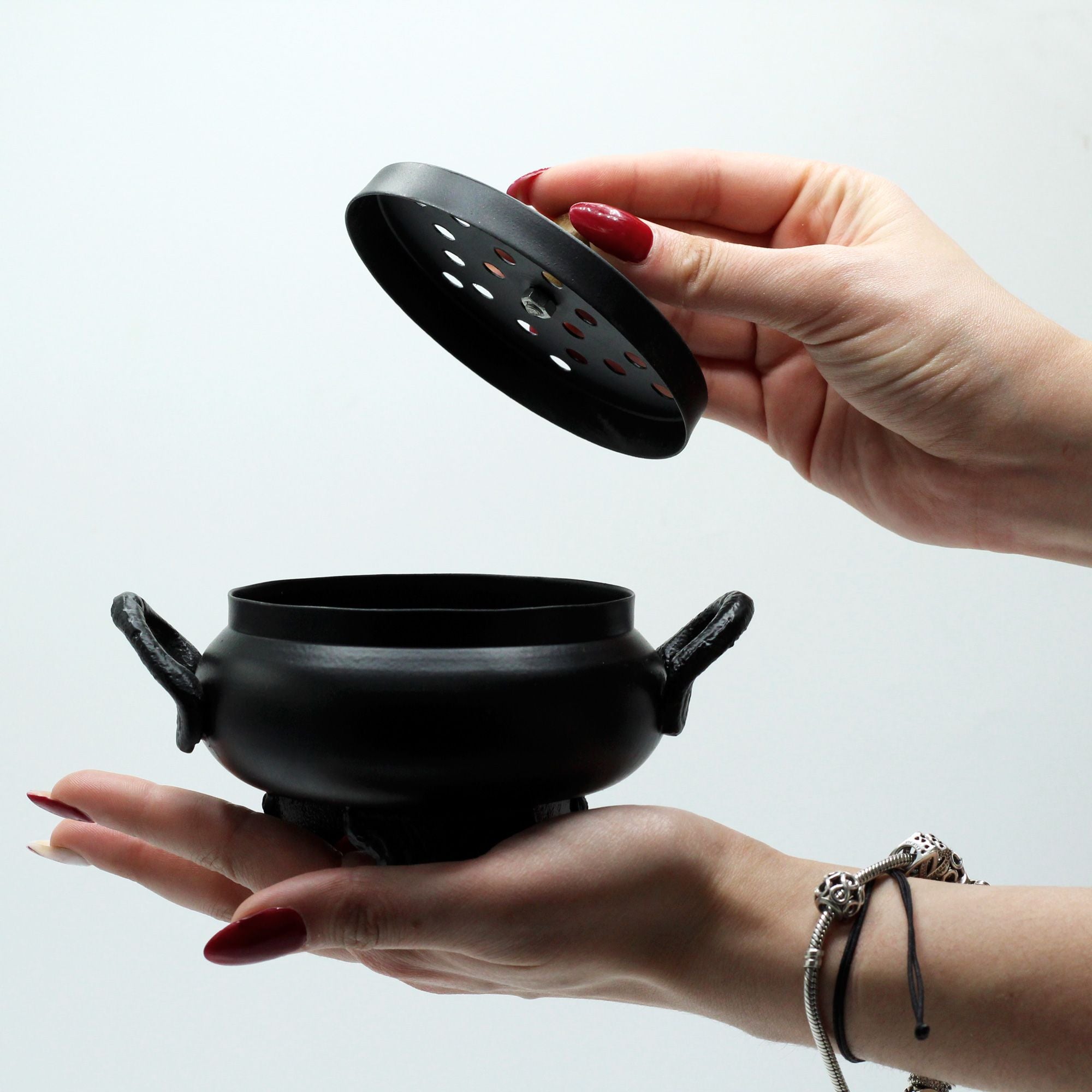 Brûleur d’Encens Chaudron en Fonte – Vue de face, montre son design fonctionnel et décoratif.