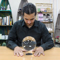Homme concentré sur une Boule de Cristal sur support – 150 mm, un accessoire spirituel parfait pour un autel ésotérique. Cette boule de cristal 150 mm, symbolisant la divination, est une décoration mystique et spirituelle qui apporte une atmosphère ésotérique unique à tout espace.