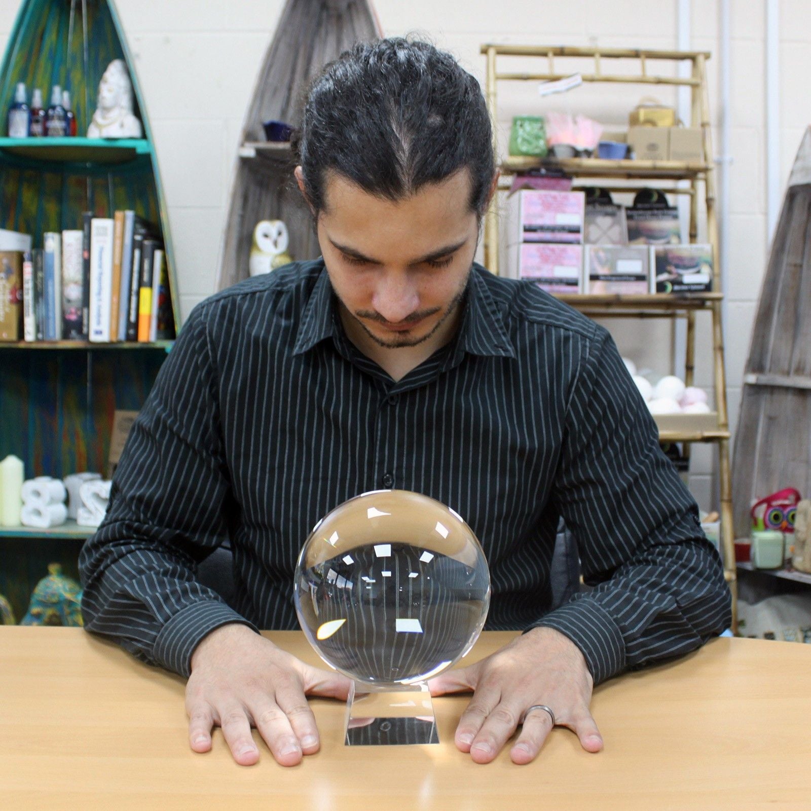 Homme concentré sur une Boule de Cristal sur support – 150 mm, un accessoire spirituel parfait pour un autel ésotérique. Cette boule de cristal 150 mm, symbolisant la divination, est une décoration mystique et spirituelle qui apporte une atmosphère ésotérique unique à tout espace.