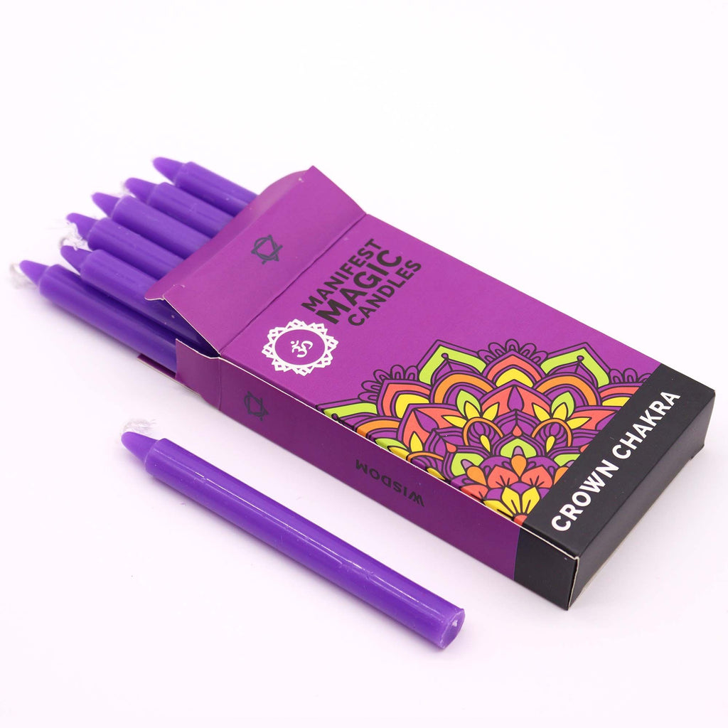 Bougies Manifest Magic (lot de 12) - violet - chakra couronne, image des bougies violettes dans leur emballage. Ces bougies sont un outil idéal pour la méditation, apportant stabilité et sécurité dans vos pratiques spirituelles et favorisant la transformation.