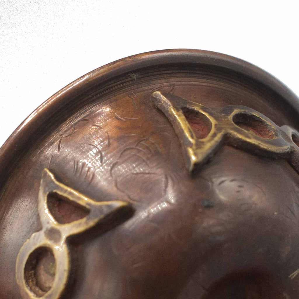 Détail du Calice Rituel en Cuivre Antique Triple Lune, montrant les embellissements de la triple lune, symbole important dans la culture wicca. Idéal comme coupe rituelle, il sert d’accessoire rituel ou d’objet ésotérique pour les cérémonies spirituelles.