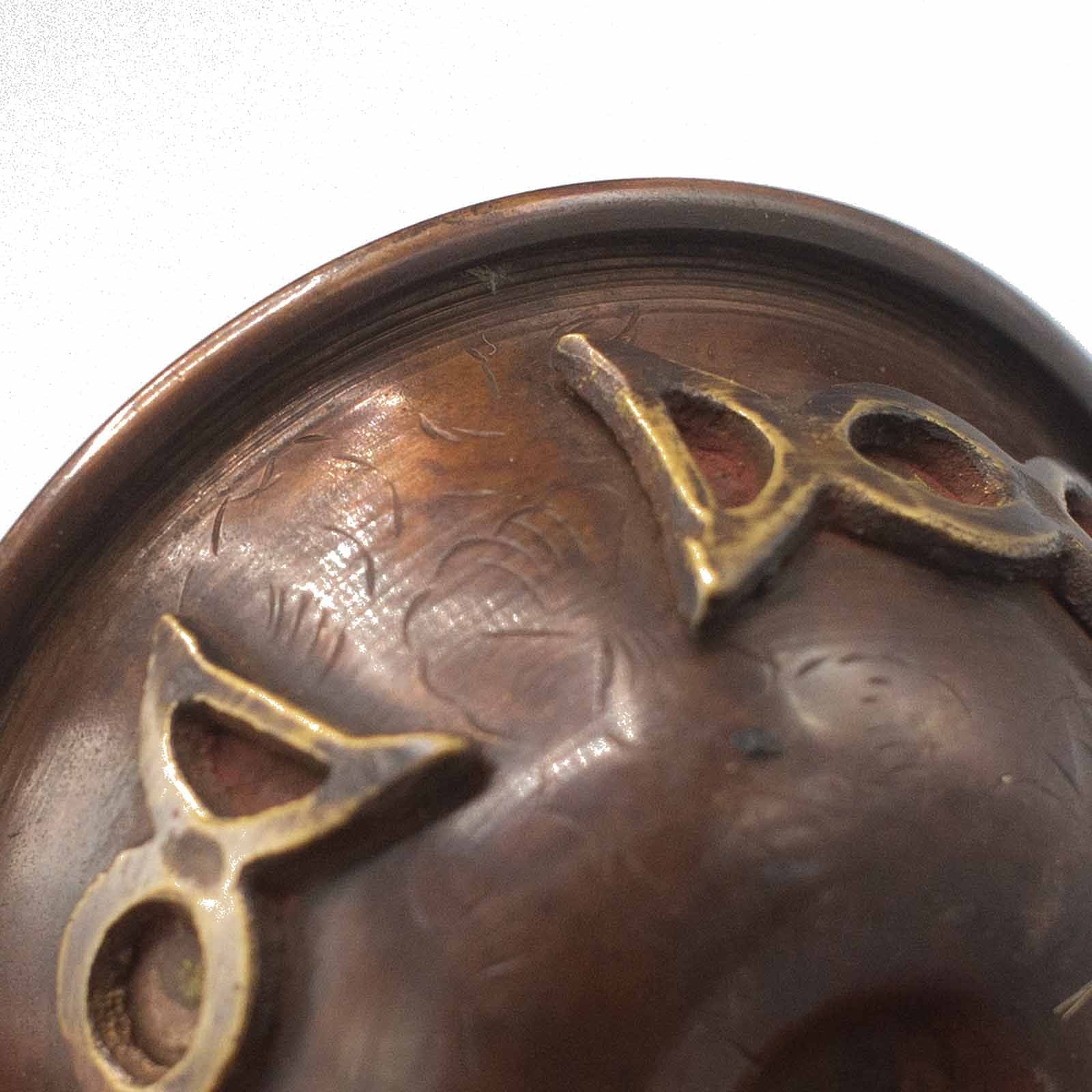 Détail du Calice Rituel en Cuivre Antique Triple Lune, montrant les embellissements de la triple lune, symbole important dans la culture wicca. Idéal comme coupe rituelle, il sert d’accessoire rituel ou d’objet ésotérique pour les cérémonies spirituelles.