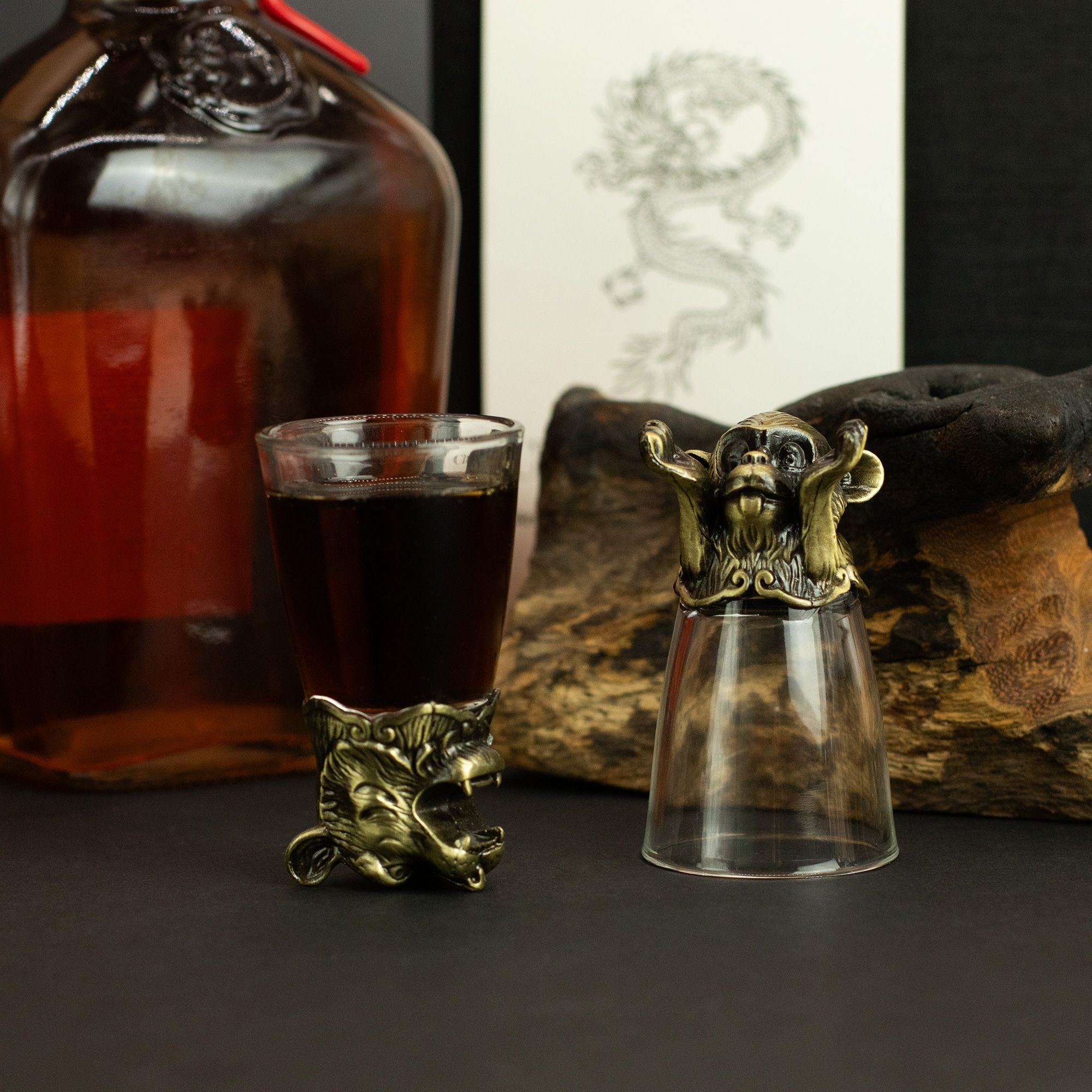 Un verre à shot en bronze antique avec un ours, bientôt regardant face à la caméra, présent dans le lot de 12 Bottom Up Shot Glasses (25ml). Ce verres à shot de 25 ml incarne la fusion parfaite entre tradition et modernité. Parfait pour les accessoires de bar et en tant que cadeau original, cet ensemble égayera toute collection d'arts de la table.