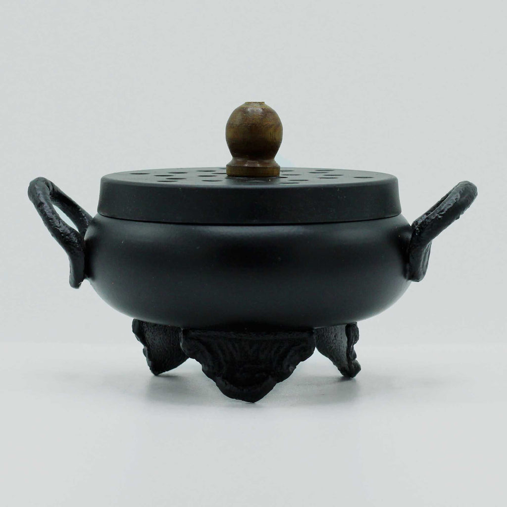 Brûleur d’Encens Chaudron en Fonte – En action, brûlant des résines et des herbes pour créer une ambiance mystique.