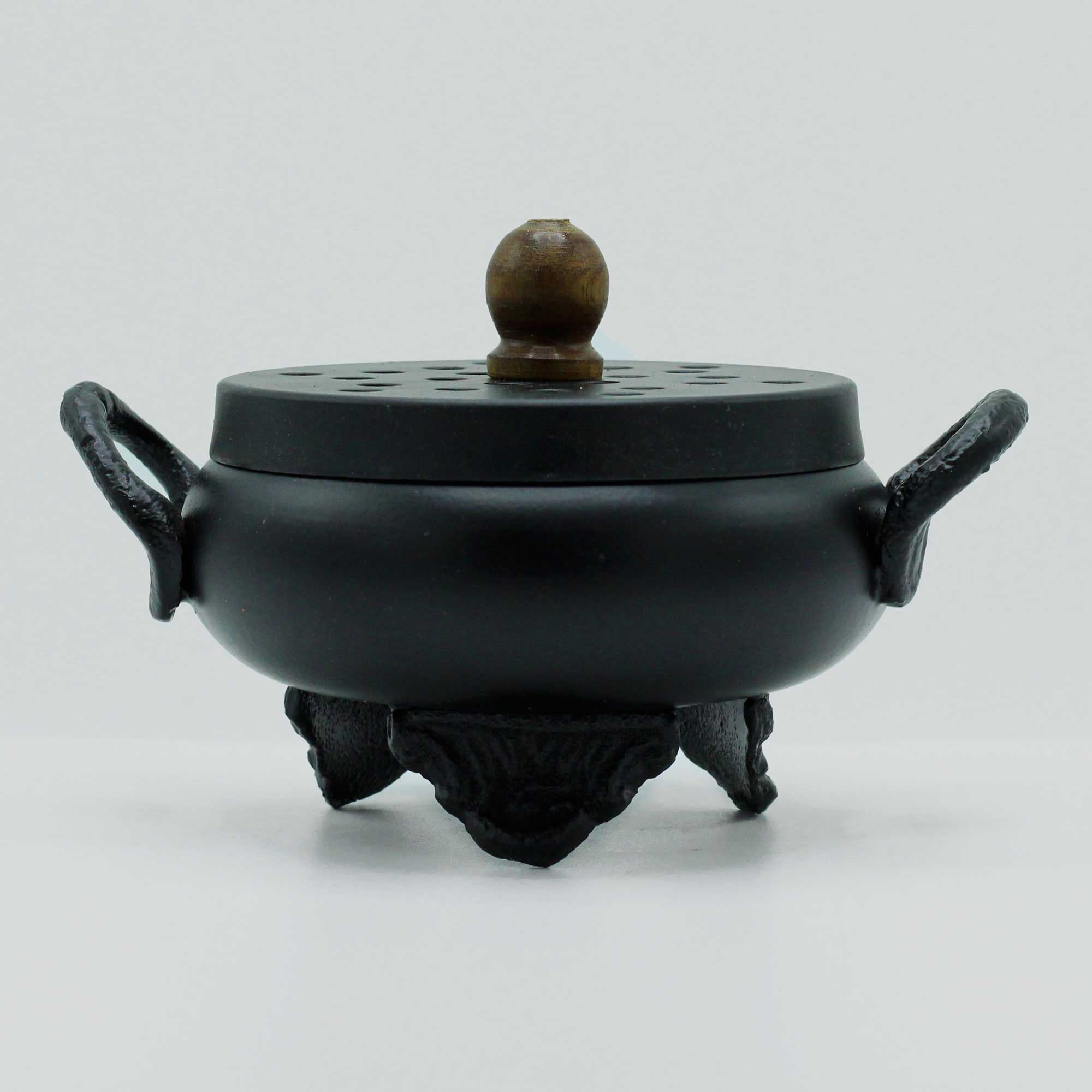 Brûleur d’Encens Chaudron en Fonte – En action, brûlant des résines et des herbes pour créer une ambiance mystique.