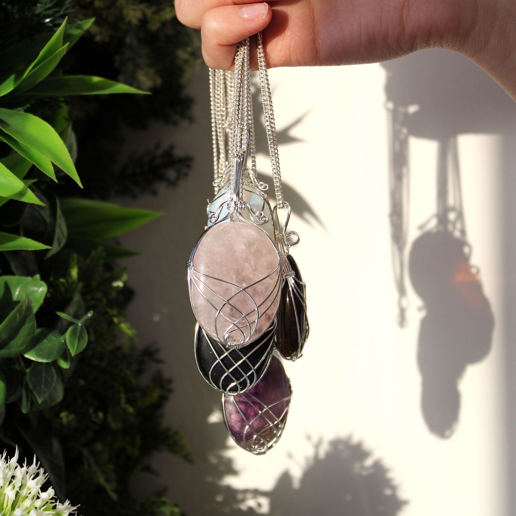 Collier quartz rose enroulé spirale finition argentée