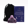 Statue De Bouddha En Améthyste de 50x40x20mm, représentant un Bouddha serein de couleur violet, idéale pour la méditation et la lithothérapie. Cette figurine bouddha en améthyste naturelle, symbole de sérénité, apporte une décoration zen à votre espace et peut servir de cadeau spirituel. Parfaite pour travailler sur le chakra couronne et le troisième œil, cette pièce en cristal naturel invite à la tranquillité et à la croissance spirituelle, contribuant à un environnement propice au bien-être.