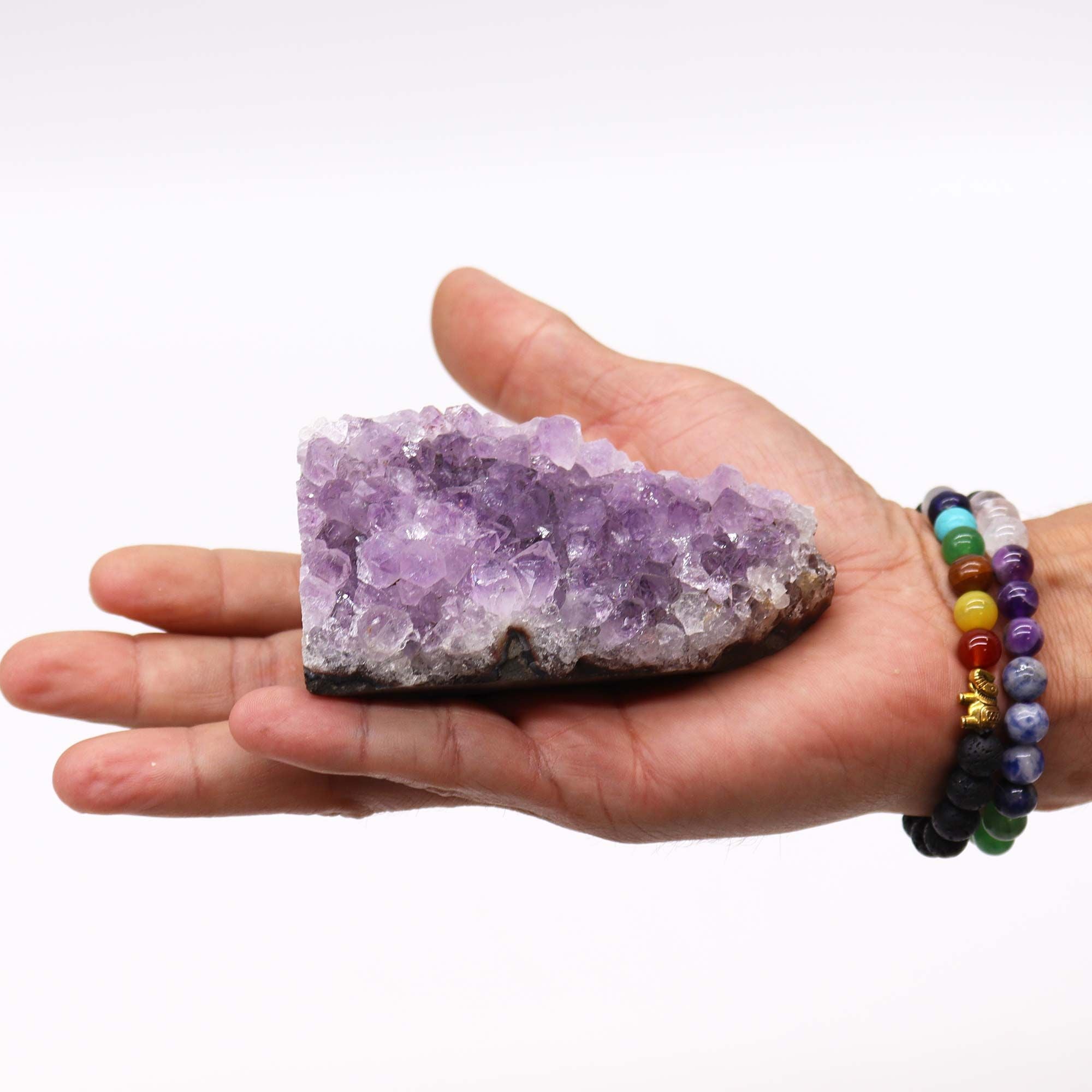 Amas améthyste naturelle sur pied 350-450 g, présenté dans une main, mettant en avant sa couleur violette vibrante et sa taille parfaite pour une décoration zen. Cadeau en pierre naturelle pour ceux qui apprécient les cristaux et la méditation. Amas améthyste, amas d’améthyste naturelle, ambiances bien-être, cristal brut, pierre décorative, pierre semi-précieuse, décoration minérale, cadeau pierre, collection pierres.