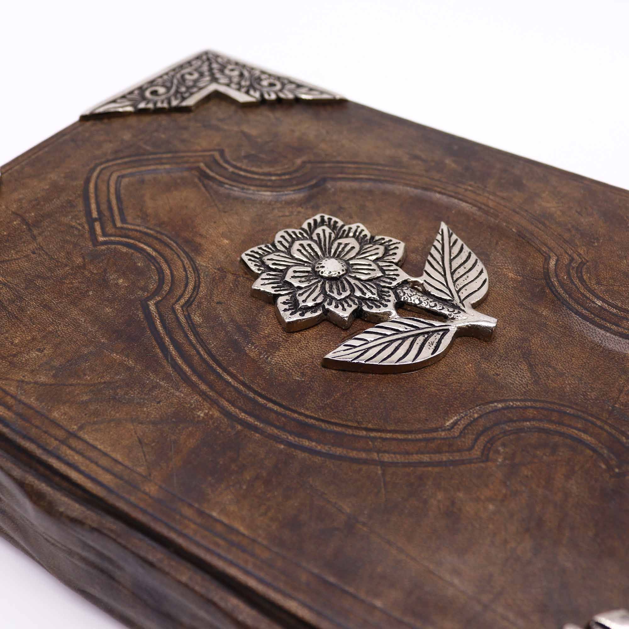 Journal/Grimoire en cuir décor rose en zinc – 200 pages 26 x 20 cm