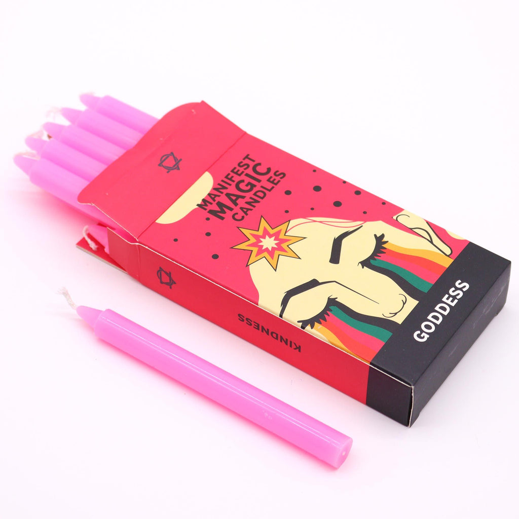 Bougies Manifest Magic (lot de 12) - rose - Déesse, montrant une boîte contenant plusieurs bougies roses. Ces bougies, synonymes d'énergie féminine divine, sont idéales pour la méditation, apportant amour, beauté, sérénité et grâce pour vos pratiques spirituelles.