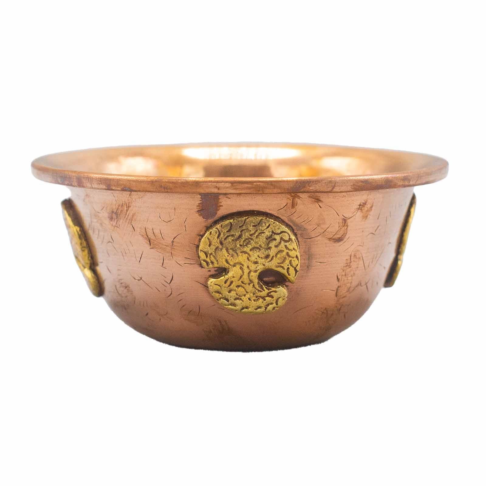 Coupe Rituelle en Cuivre avec Arbre de Vie 12x5cm, ornée de symboles en relief sur les côtés. Parfaite comme coupe rituelle, elle sert d'accessoire d’autel pour les offrandes et les rituels spirituels, tout en apportant une touche d'élégance avec son cuivre antique. Idéale pour ceux qui recherchent une décoration spirituelle et un objet ésotérique.