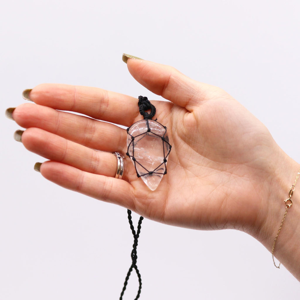 Pendentif goutte cristal de roche lacé avec cordon ajustable