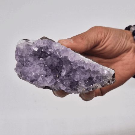 Amas améthyste naturelle sur pied 350-450 g, pièce unique en cristal violet, parfait pour décoration intérieure et bien-être, idéal comme cadeau améthyste, éveille l'ambiance zen avec sa beauté naturelle. Amas d’améthyste naturelle, amas améthyste, amas cristaux, amas sur pied, ambiance zen, améthyste brute, améthyste naturelle, bien-être, cadeau améthyste, code barre 5056368345159, collection cristaux, décoration naturelle, espace détente, gemmes, pierre 8 cm, pierre décorative.