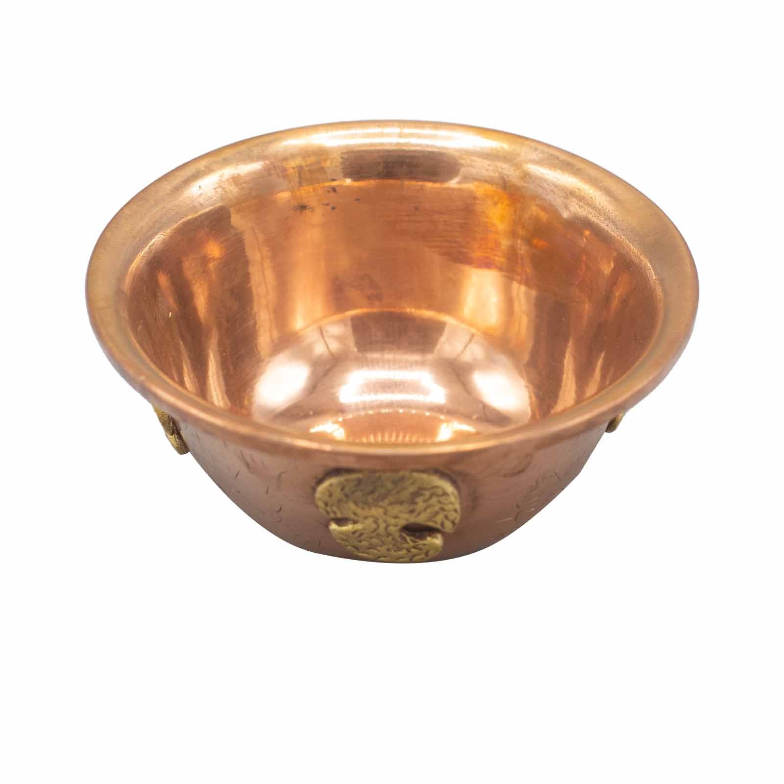 Vue intérieure de la Coupe Rituelle en Cuivre avec Arbre de Vie, mettant en avant sa finition lisse. Cette coupe en cuivre sert d'accessoire rituel pour vos offrandes, tout en s'intégrant parfaitement à tout espace spirituel. Un choix pratique pour un calice rituel.