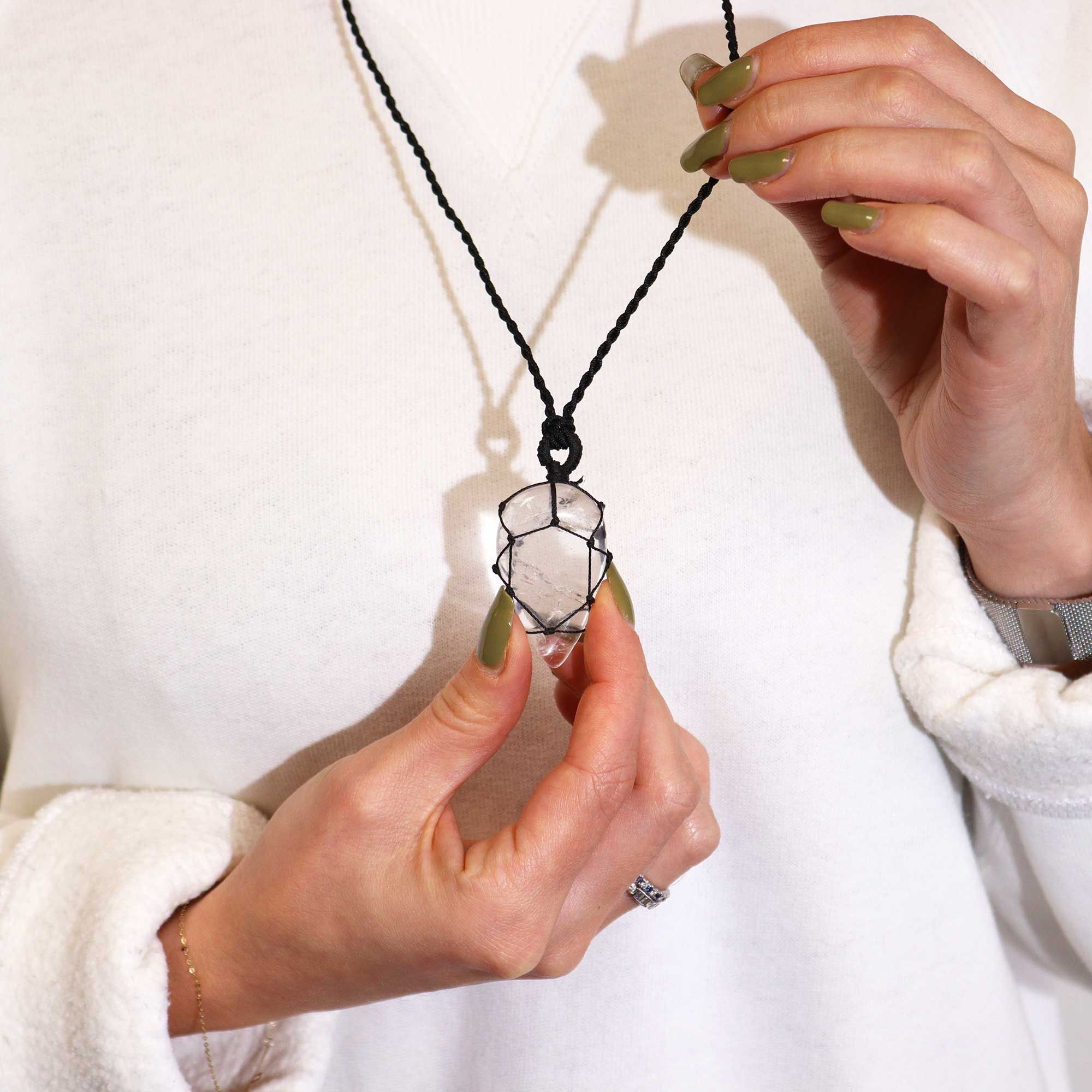 Pendentif goutte cristal de roche lacé avec cordon ajustable