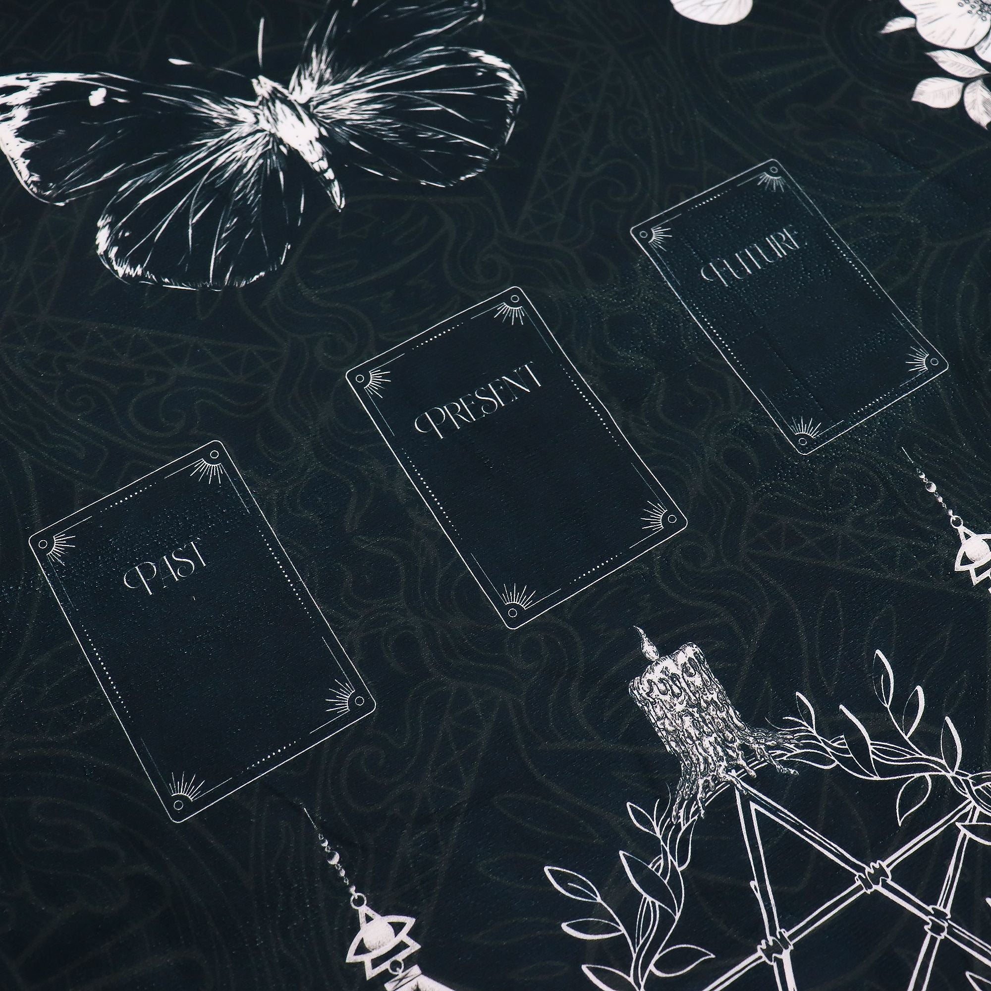 Tapis de Tirage Ancient Witch 75x75 cm – Tarot, Runes & Rituel, compagnon idéal pour vos séances de witchcraft et tarot.