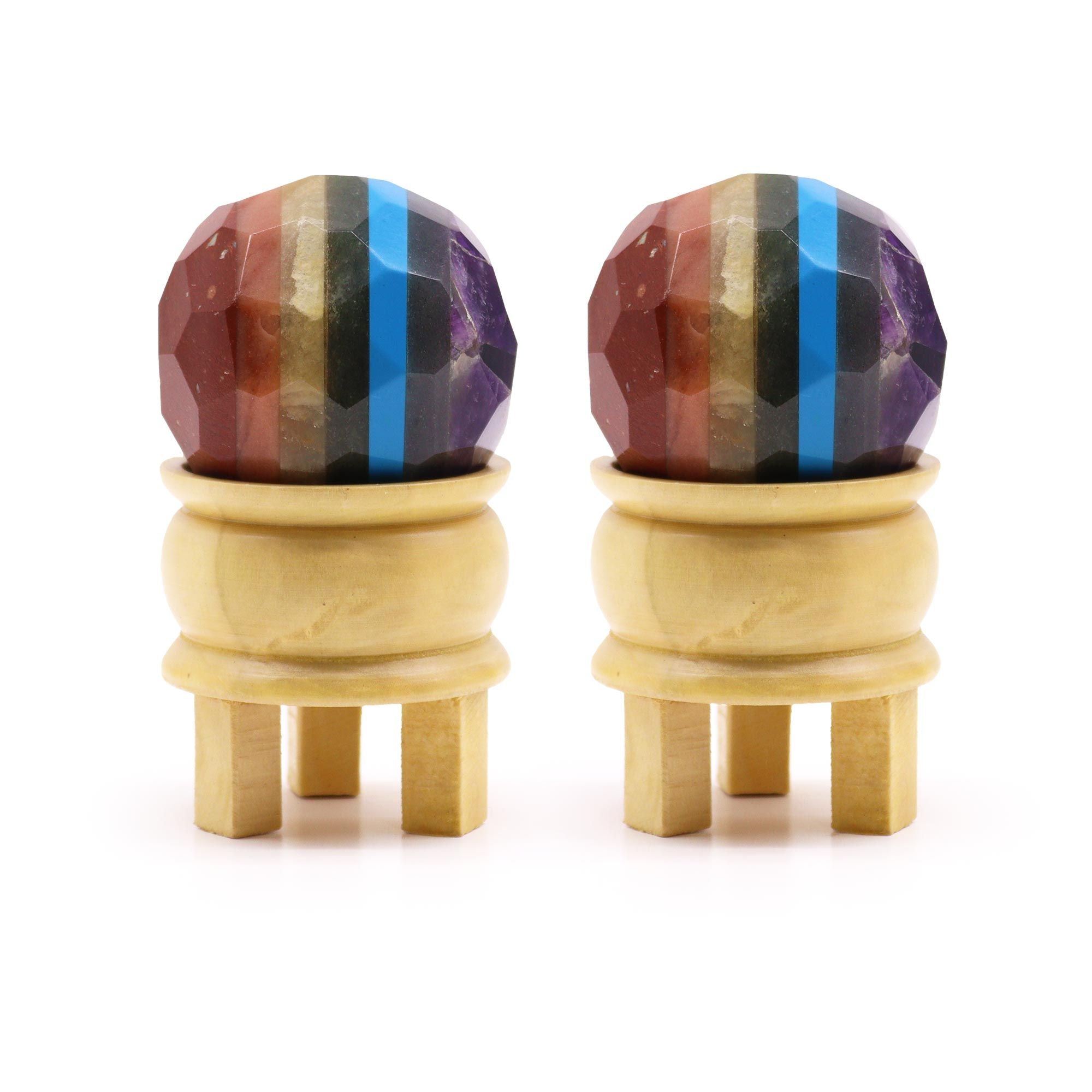 Découvrez la boule de guérison des 7 chakras, une magnifique sphère 7 chakras en pierre naturelle, qui repose sur un support en bois. Idéale pour la lithothérapie et la méditation, cette boule est un incontournable pour harmoniser votre énergie. Parfaite en décoration spirituelle ou comme cadeau spirituel de Aemilia Mystica.