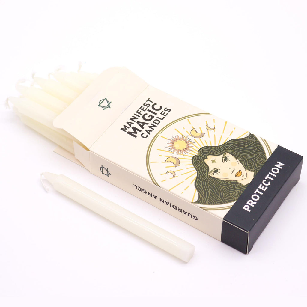 Bougies Manifest Magic (lot de 12) - Ivoire - Protection, mettant en avant une boîte ouverte contenant plusieurs bougies, idéales pour aider à créer un environnement sûr et harmonieux, offrant 90 minutes de combustion, parfaites pour la méditation et la protection contre la négativité.