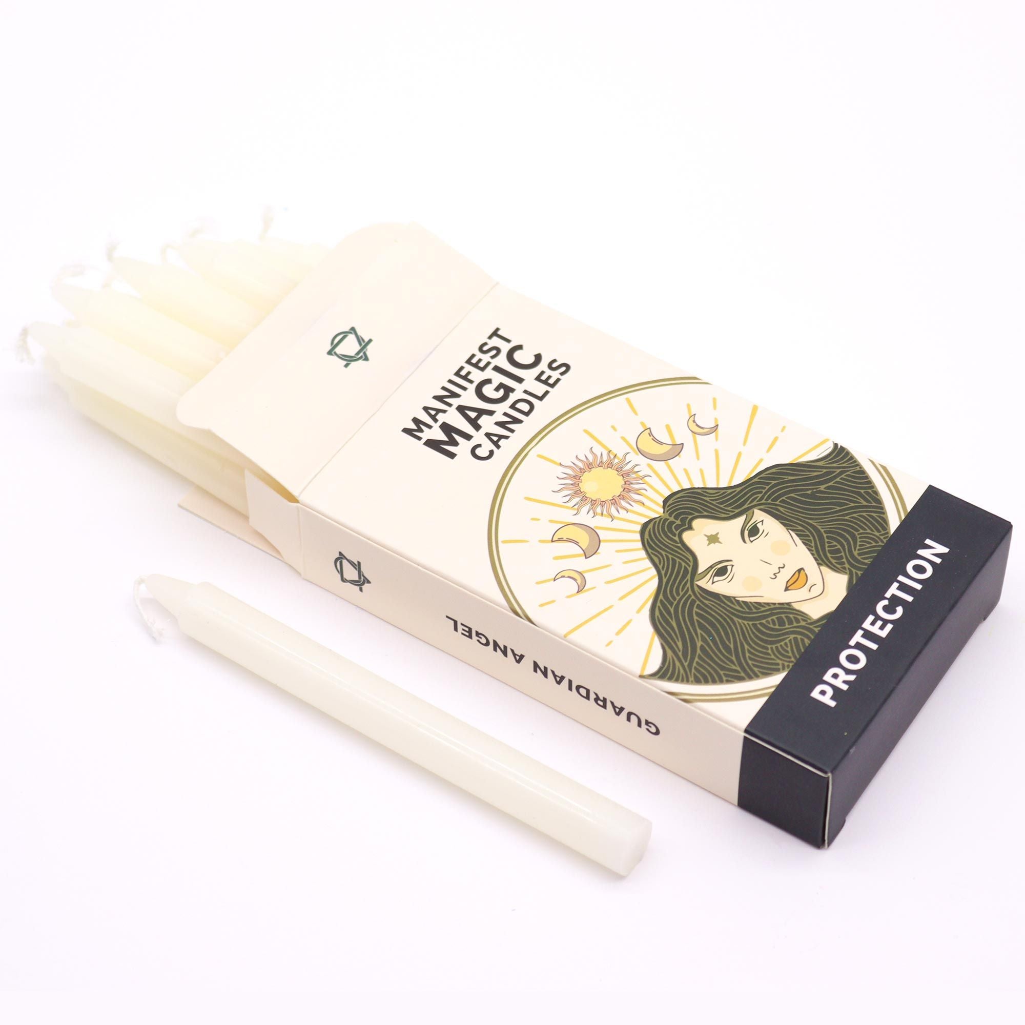 Bougies Manifest Magic (lot de 12) - Ivoire - Protection, mettant en avant une boîte ouverte contenant plusieurs bougies, idéales pour aider à créer un environnement sûr et harmonieux, offrant 90 minutes de combustion, parfaites pour la méditation et la protection contre la négativité.