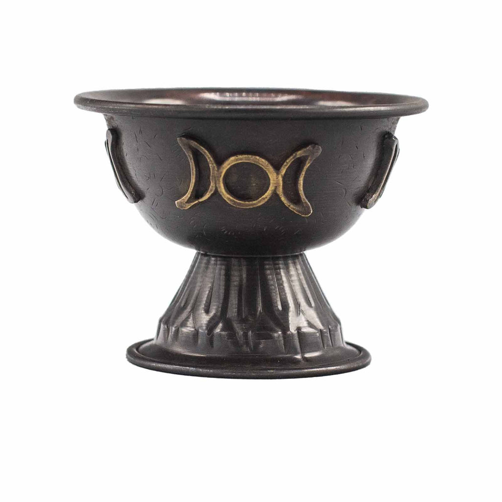 Calice Rituel en Cuivre Antique Triple Lune, un beau calice rituel avec le symbole triple lune, idéal pour les pratiques spirituelles et les offrandes rituelles. Parfait comme accessoire d’autel ou objet ésotérique.